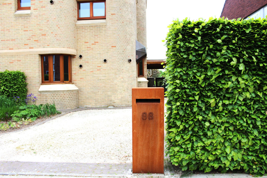 Brievenbus in cortenstaal bij moderne woning