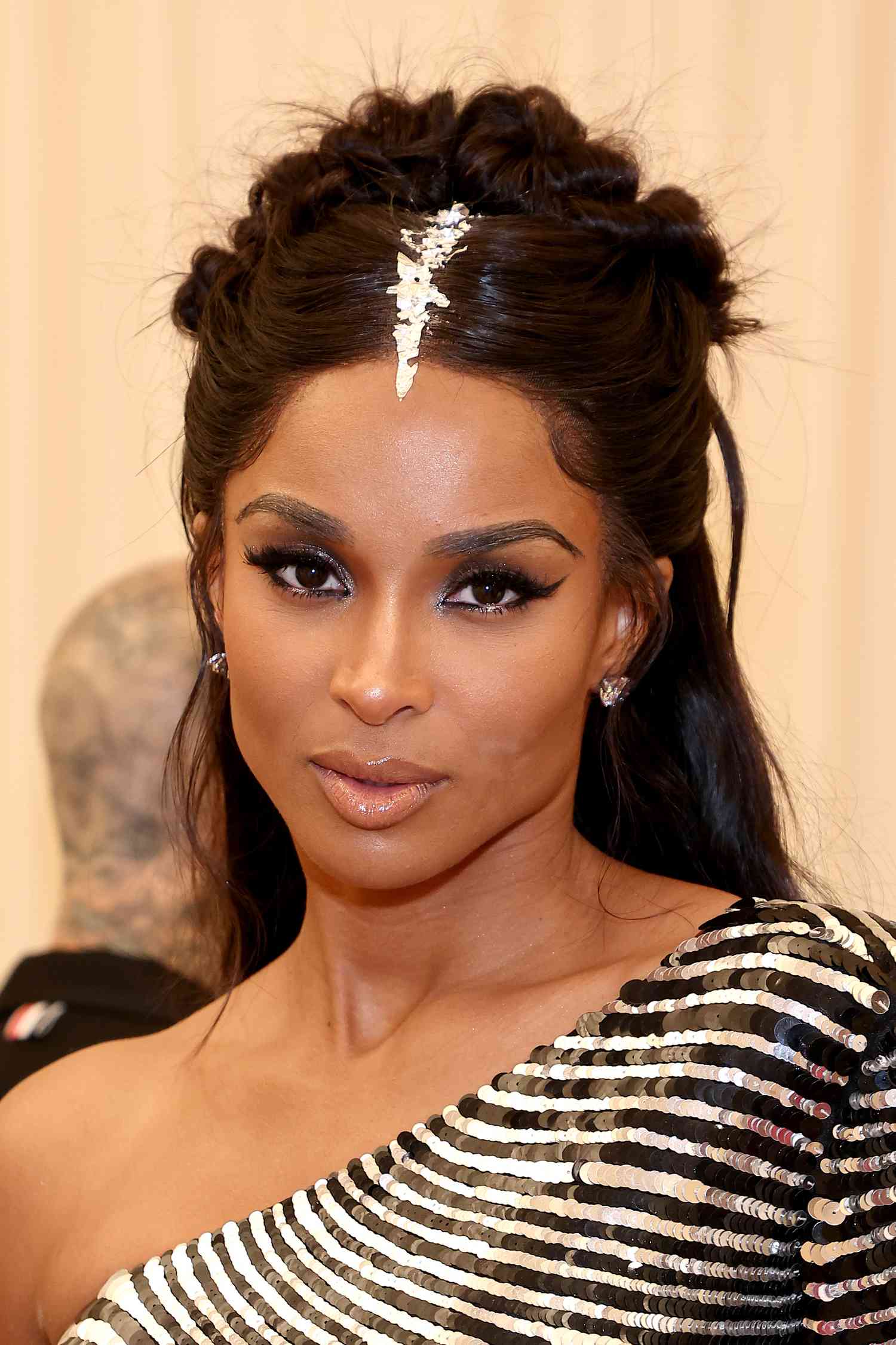 24 Hairstyles That Were Made for One-Shoulder Dresses