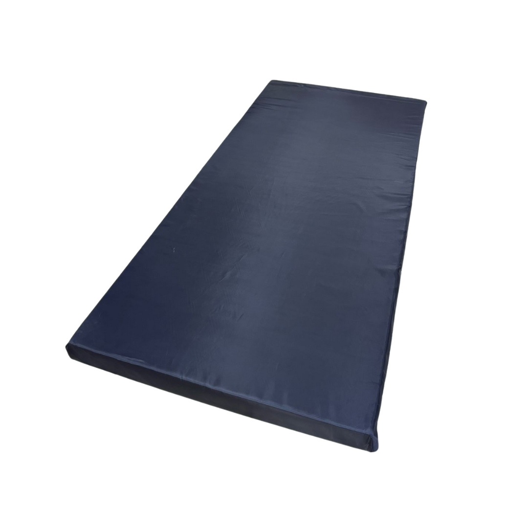 Colchoneta básica 180x80 cm de tafeta negra, ideal para descanso funcional.