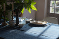 Epais coton couverture tissé à la main, teint avec des motifs carreaux d'indigo dans un style rustique. Peut être utilisé comme jeté, ou comme nappe de table